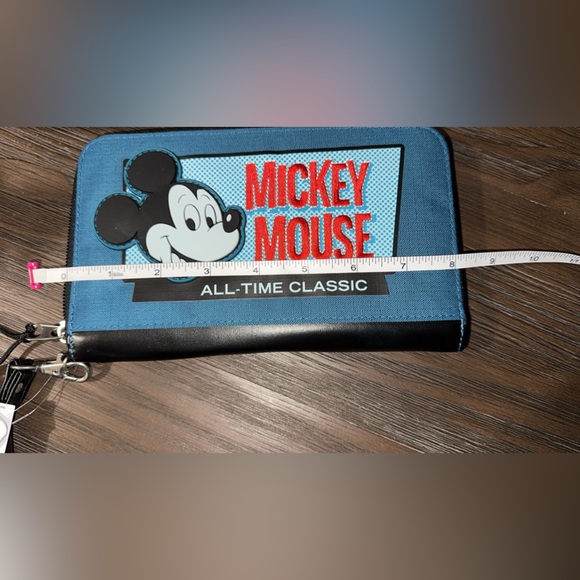 Disney Parks Mickey Mouse ''All-Time Classic'' Wrist Wallet NWT 🫶🏼❤️🫶🏼 SALE 🤗 - Picture 3 of 10